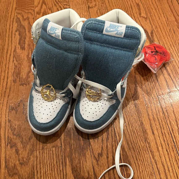 Jordan Kids' 1 Retro High OG in Denim Blue and White - Picture 3 of 5